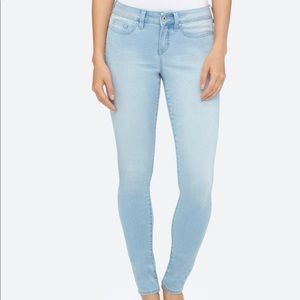 Yummie Baby Blue Super Skinny Jeans Size 29 NWT